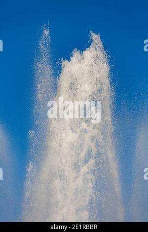 Vista dettagliata della fontana di Schwarzenbergplatz a Vienna, Austria. Foto Stock