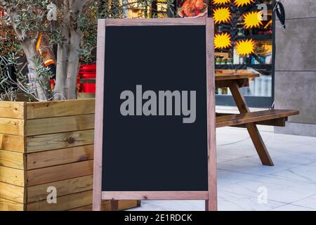 Supporto per lavagna bianco per insegne bianche all'aperto, modello del menu del ristorante Foto Stock