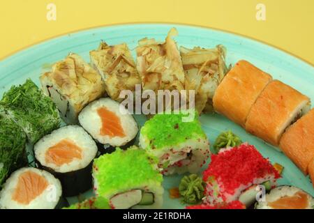 Vari tipi di sushi serviti, vista ravvicinata Foto Stock