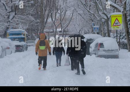 Parte il terzo giorno di nevicate nella città di Madrid auto sepolte da neve e strade completamente coperte di più Che 40 cm di neve Cordon Press Foto Stock