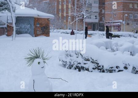 Parte il terzo giorno di nevicate nella città di Madrid auto sepolte da neve e strade completamente coperte di più Che 40 cm di neve Cordon Press Foto Stock