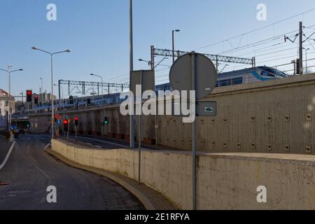 Uscita dal tunnel sotto la stazione di raiwlay a Katowice, con linea ferroviaria sopraelevata. Foto Stock