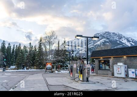 Distributori di benzina Petro-Canada e negozi nella città di Banff. Foto Stock