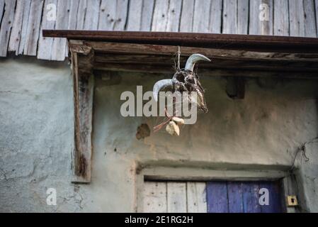 Credenze degli abitanti dei villaggi di montagna in Azerbaigian. Anig villaggio, Qusar distretto, Azerbaigian Foto Stock