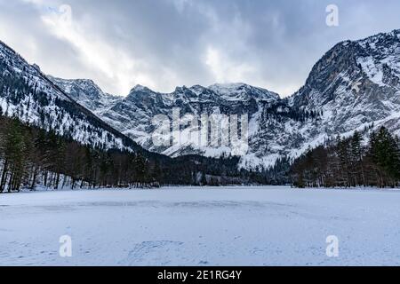 lago ghiacciato hinterer langbathsee nella regione alta austriaca salzkammergut Foto Stock