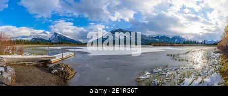 Banff National Park splendido paesaggio, Vermilion Lakes congelati in inverno. Canadian Rockies, Alberta, Canada. Monte Rundle innevato sullo sfondo. Foto Stock