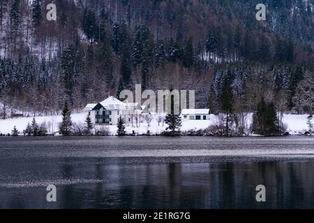 foresta casa vicino lago vorderer langbathsee nell'alta austria regione salzkammergut Foto Stock