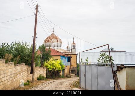 Una vecchia moschea nel villaggio di Gil, distretto di Qusar, Azerbaigian. Durante il periodo dell'Unione Sovietica, è stato usato come magazzino, ma dopo che la gente di Perestroika ha cominciato a pregare nella moschea. Ora la moschea è nuovamente chiusa perché è stata distrutta. Foto Stock