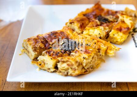 Dolci tradizionali di borek filo turchi conditi con semi neri di nigella (Yeşil Karadeniz Unlu Mamüller, Dalama, Turchia) Foto Stock