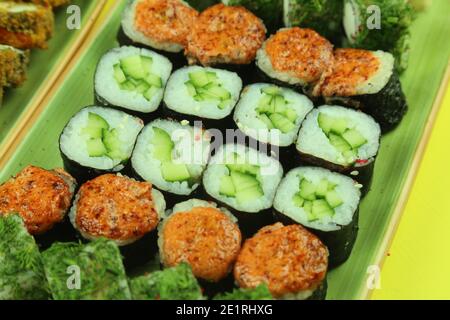 Vari tipi di sushi serviti, vista ravvicinata Foto Stock