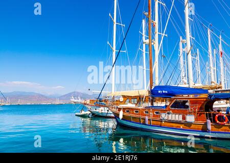 Barche a vela ormeggiate a ECE Marina a Fethiye, Riviera Turca, Turchia Foto Stock