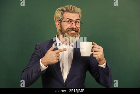 Caffè dipendente. Insegnante in bicchieri bere caffè Chalkboard sfondo. Carica di energia per tutto il giorno. Piacevole sorso. Pausa caffè e relax. Pranzo per l'insegnante. Dose di caffeina. Concetto di ottimismo. Foto Stock