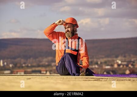 Uomo copertura superficie. Stima dei requisiti materiali per i progetti. Installare i materiali per tetti. Isolamento termico. Tetto professionale master. Montaggio su tetto piatto. Tetto costruzione nuovo tetto. Foto Stock