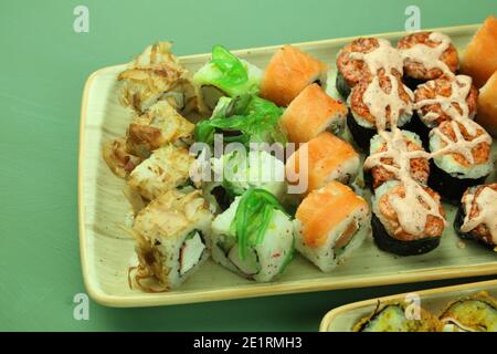 Vari tipi di sushi serviti, vista ravvicinata Foto Stock