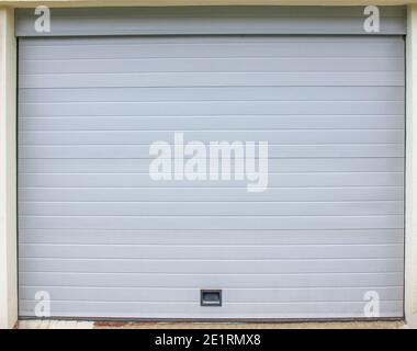 Porta del garage bianca in plastica - esterno Foto Stock