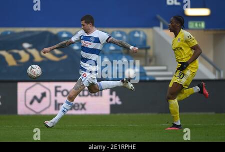 Londra, Regno Unito. 09 gennaio 2021. Queens Park Rangers' Lyndon Dykes e Fulham's Terence Kongolo durante la partita della fa Cup al Kiyan Prince Foundation Stadium, Londra immagine di Daniel Hambury/Focus Images/Sipa USA 09/01/2021 Credit: Sipa USA/Alamy Live News Foto Stock