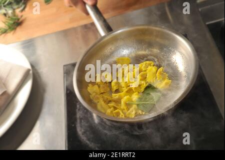 Ravioli del plin, pasta tipica delle Langhe, Piemonte, Italia - agnolotti cremati in una padella con burro e salvia Foto Stock