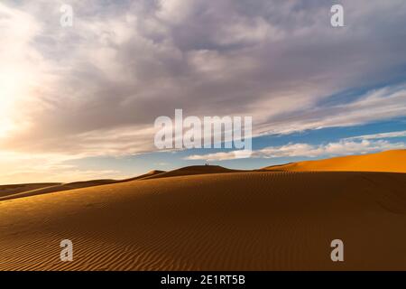 (Fuoco selettivo) vista mozzafiato di alcune dune di sabbia illuminate al tramonto. Merzouga, Marocco. Sfondo naturale con spazio di copia.
