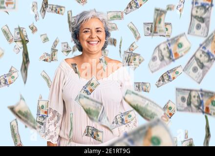 Donna anziana con capelli grigi in stile bohémien con un sorriso felice e fresco sul viso. Persona fortunata. Foto Stock