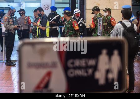 Giacarta, Indonesia. 9 gennaio 2021. Ufficiali di polizia e esercito indonesiani si trovano al centro di crisi del volo SJ-182 all'aeroporto internazionale Soekarno-Hatta di Giacarta, Indonesia, 9 gennaio 2021. Un aereo passeggeri di Sriwijaya Air indonesiano che trasporta oltre 60 persone si è schiantato nelle acque al largo di Giacarta il sabato. Parti del corpo umano e detriti dell'aereo sono stati trovati, il capitano EKO Surya Hadi, comandante della nave di guardia costiera di Trisula, ha detto una TV locale. L'aereo Boeing 737-500 trasportava 62 persone, di cui 56 passeggeri e sei membri dell'equipaggio. Credit: Agung Kuncahya B/Xinhua/Alamy Live News Foto Stock