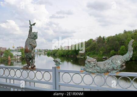 VINNYTSIA, UCRAINA - 29 APRILE 2019: Statua di coppia di gatti sulla ringhiera del ponte di Kiev Foto Stock