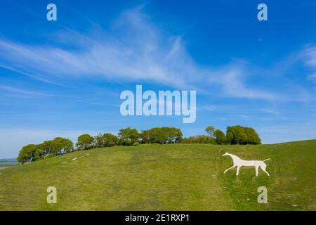 La Chernill White Horse Chalk collina figura vicino Calne, Wiltshire, Inghilterra. Immagine acquisita dal drone. Foto Stock