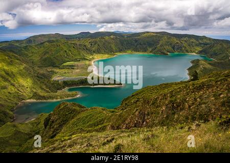 Misticismo e magia al punto di vista sulla montagna turchese lago Lagoa do Fogo nelle Azzorre Foto Stock