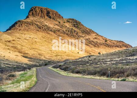 Montagna senza nome al tramonto sul Wild Rose Pass sulla Texas 17 Highway che va da Balmorhea a Fort Davis in Davis Mountains, Texas, Stati Uniti Foto Stock