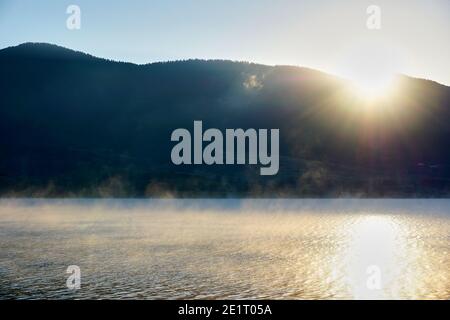 Splendida vista dal lago artificiale di Dospat in Bulgaria Foto Stock