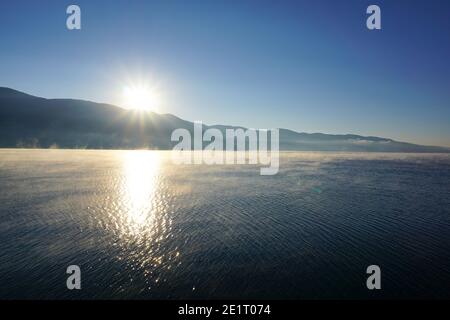 Splendida vista dal lago artificiale di Dospat in Bulgaria Foto Stock