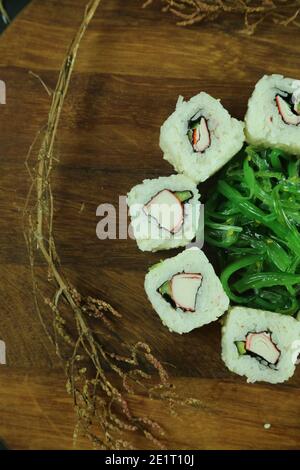 Vari tipi di sushi serviti, vista ravvicinata Foto Stock