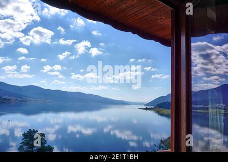 Splendida vista panoramica dalla casa sul lago Foto Stock