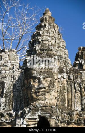 Una faccia di pietra scolpita sopra la porta Sud di Angkor Thom, l'ultima e più duratura capitale dell'impero Khmer, Cambogia. Foto Stock