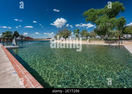 Piscina d'acqua dolce costruita intorno alle sorgenti di San Solomon, sorgenti artesiane al Balmorhea state Park vicino a Balmorhea, Texas, USA Foto Stock