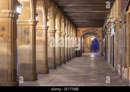Salamanca - i portici di piazza Plaza Mayor al tramonto. Foto Stock
