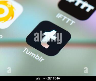 Icona dell'app Tumblr sullo schermo di Apple iPhone. Tumblr è un sito di microblogging e social networking. Foto Stock