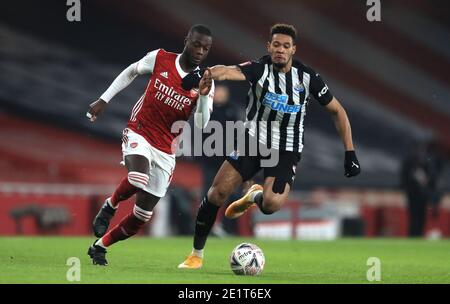 Nicolas Pepe (a sinistra) di Arsenal e Joelinton (a destra) di Newcastle United combattono per la palla durante la terza partita degli Emirates fa Cup all'Emirates Stadium di Londra. Foto Stock