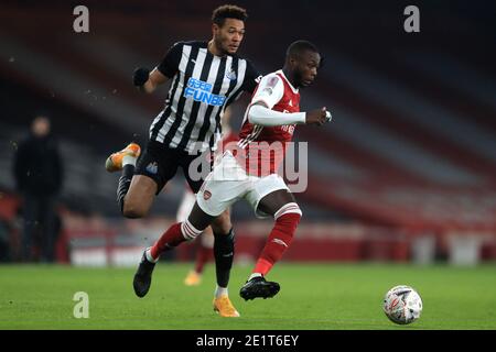 Nicolas Pepe di Arsenal (a destra) e Joelinton di Newcastle United (a sinistra) combattono per la palla durante la terza partita degli Emirates fa Cup all'Emirates Stadium di Londra. Foto Stock