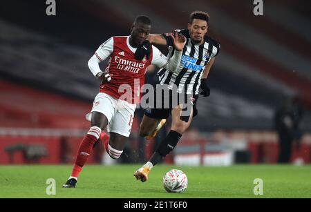 Nicolas Pepe (a sinistra) di Arsenal e Joelinton (a destra) di Newcastle United combattono per la palla durante la terza partita degli Emirates fa Cup all'Emirates Stadium di Londra. Foto Stock