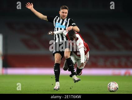 Nicolas Pepe dell'Arsenal (a destra) è scopato da Paul Dummett (a sinistra) di Newcastle United durante la terza partita degli Emirates fa Cup all'Emirates Stadium di Londra. Foto Stock