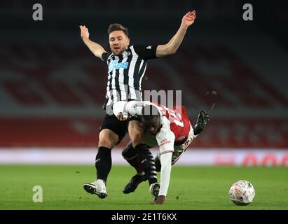 Nicolas Pepe dell'Arsenal (a destra) è scopato da Paul Dummett (a sinistra) di Newcastle United durante la terza partita degli Emirates fa Cup all'Emirates Stadium di Londra. Foto Stock