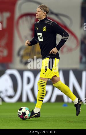 Lipsia, Germania. 09 gennaio 2021. Calcio: Bundesliga, RB Leipzig - Borussia Dortmund, Matchday 15 alla Red Bull Arena. Erling Haaland di Dortmund si riscalda. Credit: Jan Woitas/dpa/dpa-Zentralbild/dpa/Alamy Live News Foto Stock