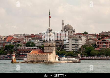 Istanbul, Turchia, 13 giugno 2011; Torre della Maiden e Moschea di Ayazma, Uskudar, Istanbul Foto Stock