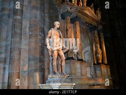 Statua di San Bartolomeo nel Duomo di Milano Foto Stock