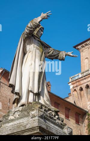Ferrara - la statua del riformatore domenicano medievale Girolamo Savanarola di fronte al Castello Estense. Foto Stock