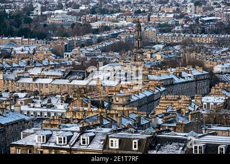 Una spolverata di neve copre i tetti a nord di Edimburgo, come si vede da Calton Hill. Foto Stock