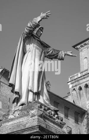 Ferrara - la statua del riformatore domenicano medievale Girolamo Savanarola di fronte al Castello Estense. Foto Stock