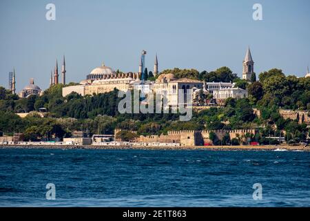 Vista dalla costa di Sarayburnu, la penisola storica e le cupole del Palazzo Topkapi a Istanbul Foto Stock