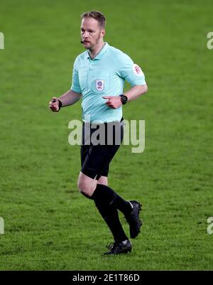 Arbitro Martin Coy durante la partita di Sky Bet League One al KCOM Stadium di Hull. Foto Stock