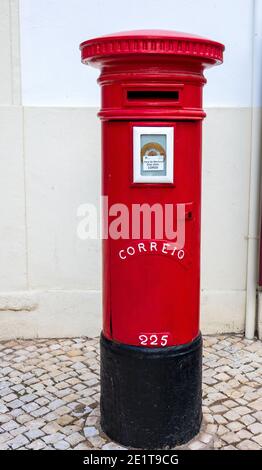 Postale in ghisa di stile britannico rosso (Correio portoghese) Pilastro Box nel centro della città di Silves l'Algarve Portogallo Foto Stock